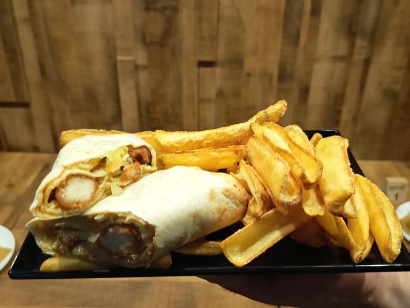 WRAP SERVITI CON PATATINE FRITTE